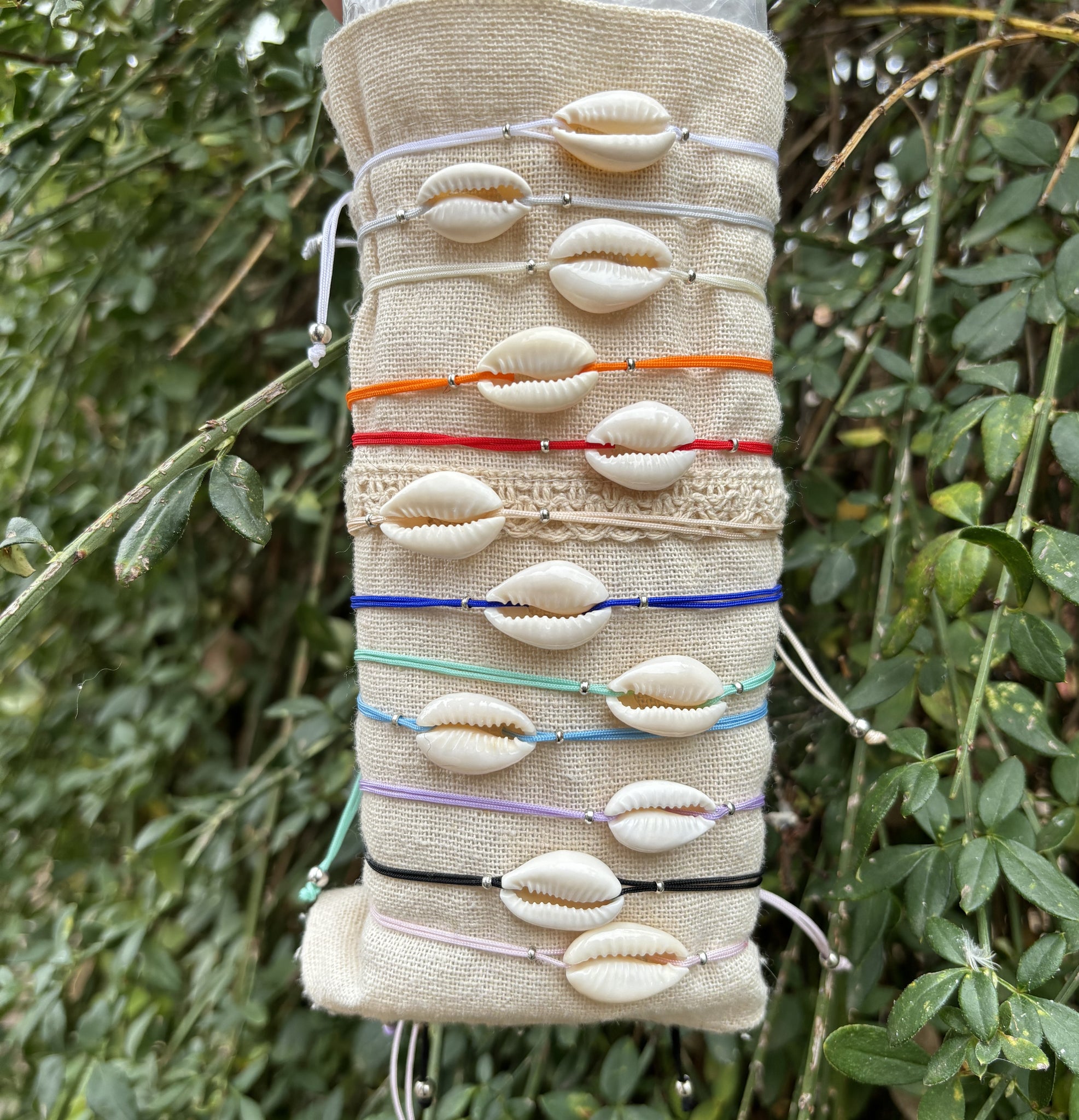 Bracelet coloré avec coquillage Cauri et perles argentées