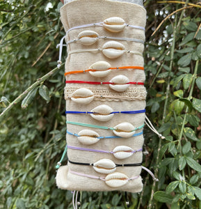 Bracelet coloré avec coquillage Cauri et perles argentées