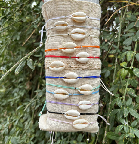 Bracelet coloré avec coquillage Cauri et perles argentées