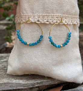 Boucles d'oreilles créoles en Apatite, perles à facettes