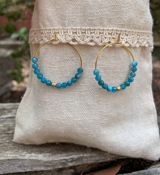 Boucles d'oreilles créoles en Apatite, perles à facettes