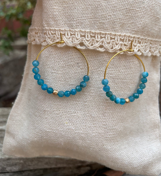 Boucles d'oreilles créoles en Apatite, perles à facettes