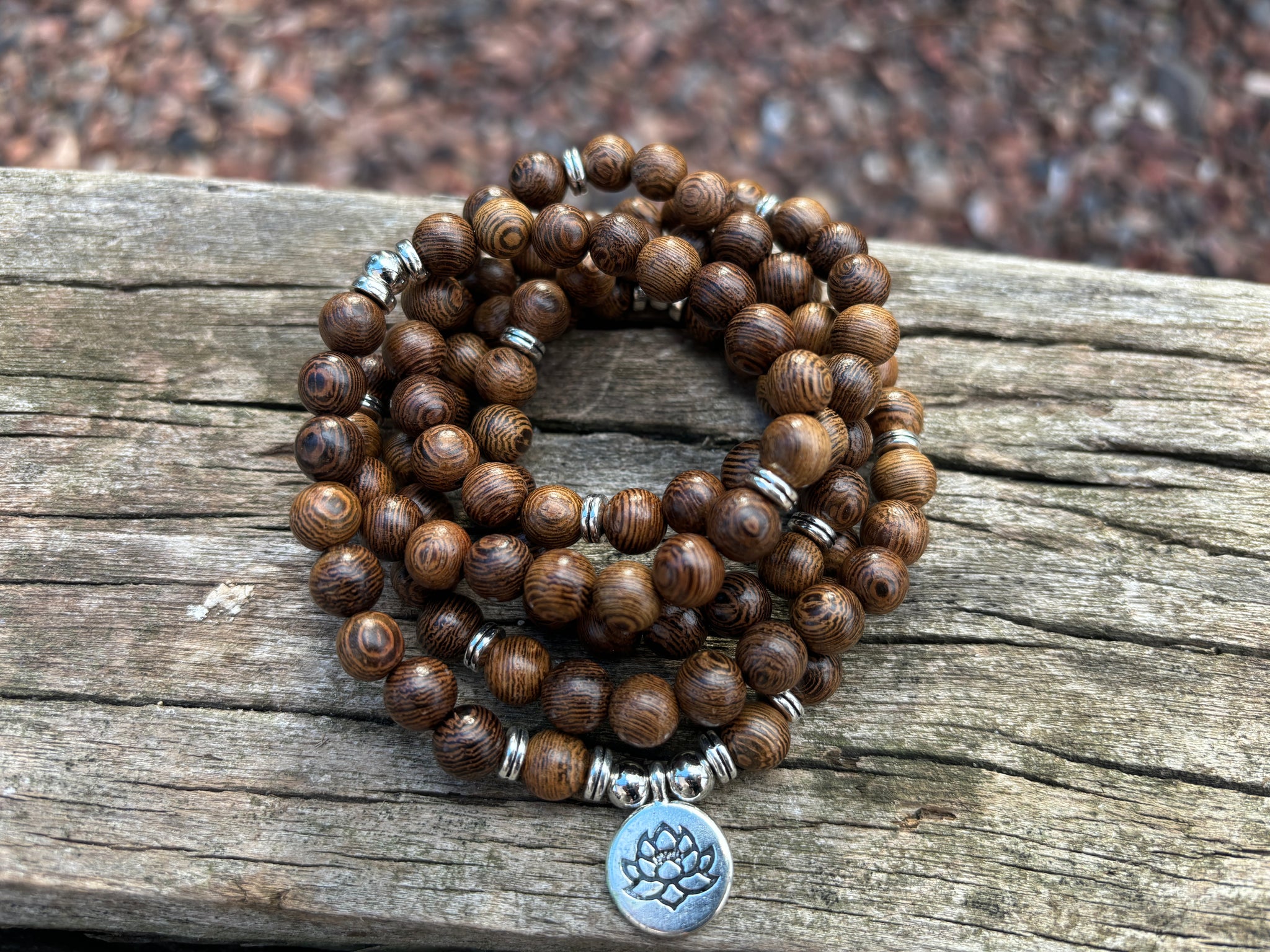 Bracelet Mala tibétain en bois et breloque argentée