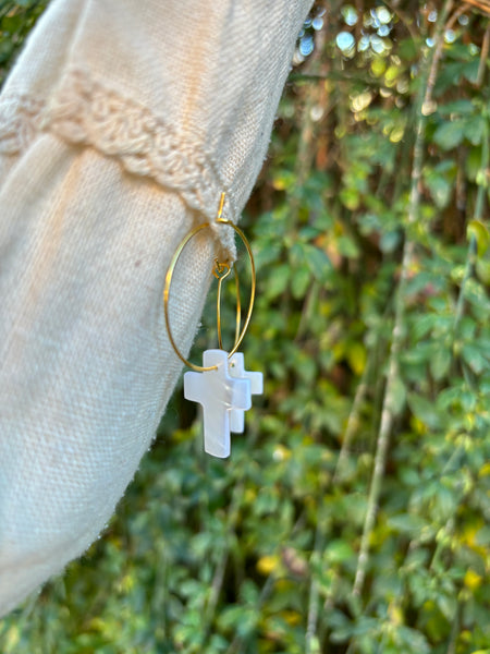 Boucles d'oreilles créoles et Croix en nacre, Made in France