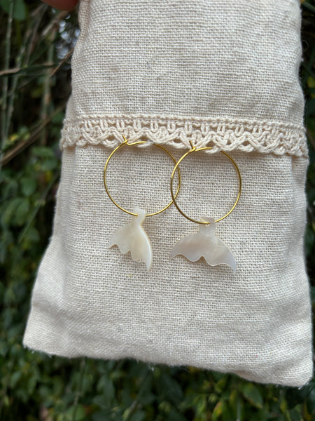 Boucles d'oreilles créoles et queue de baleine en nacre, Made in France