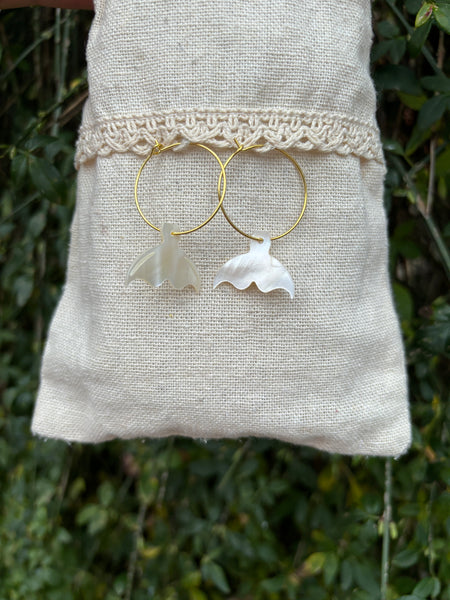 Boucles d'oreilles créoles et queue de baleine en nacre, Made in France