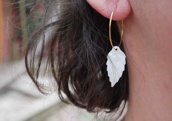 Boucles d'oreilles créoles et Feuille en nacre, Made in France