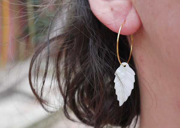 Boucles d'oreilles créoles et Feuille en nacre, Made in France