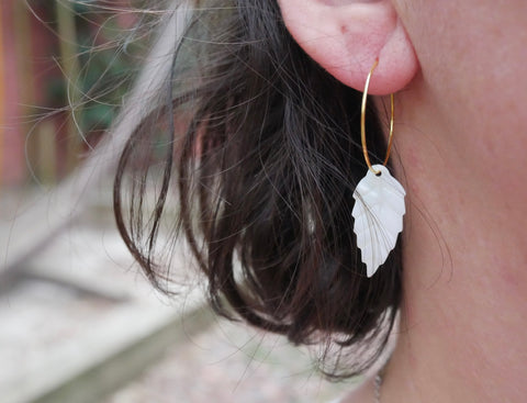 Boucles d'oreilles créoles et Feuille en nacre, Made in France
