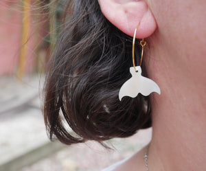 Boucles d'oreilles créoles et queue de baleine en nacre, Made in France