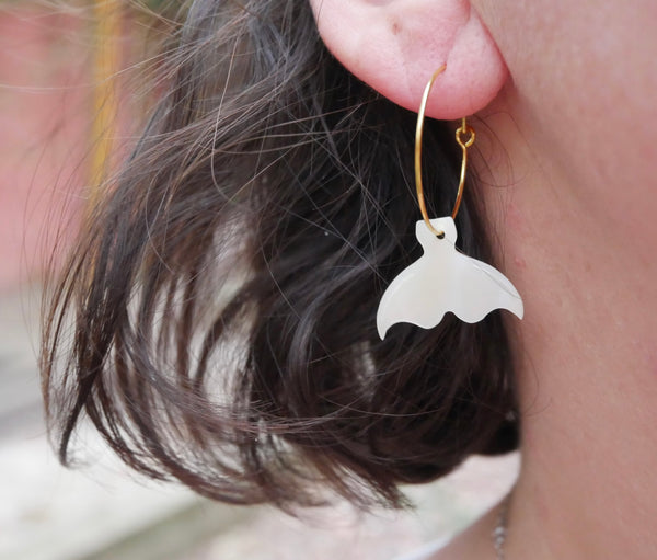 Boucles d'oreilles créoles et queue de baleine en nacre, Made in France