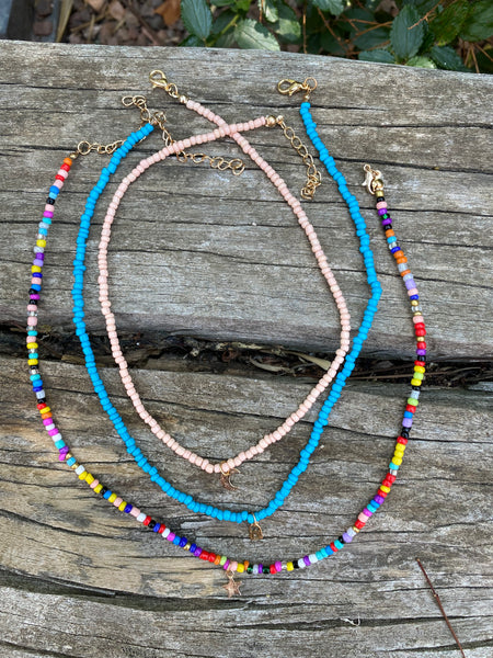 Ensemble de 3 colliers en perles de rocaille Turquoise, multicolore et rose