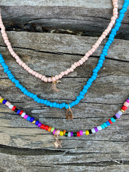 Ensemble de 3 colliers en perles de rocaille Turquoise, multicolore et rose