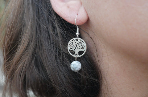 Boucles d'oreilles pendantes en Howlite blanche et arbre de vie, Made in France