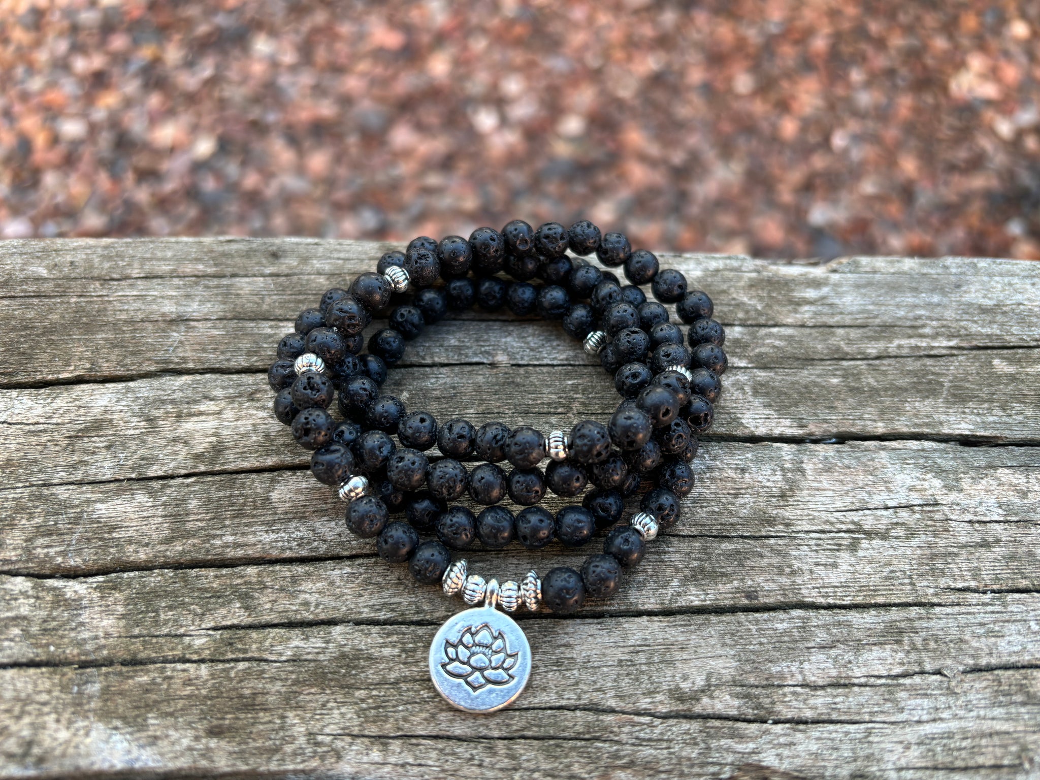 Bracelet Mala tibétain en Pierre de Lave et breloque Lotus