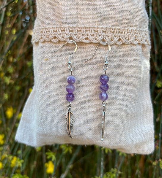 Boucles d'oreilles pendantes à 3 perles en Améthyste chevron naturelle et breloque plume, Made in France