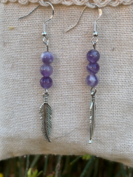 Boucles d'oreilles pendantes à 3 perles en Améthyste chevron naturelle et breloque plume, Made in France