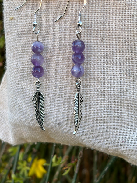 Boucles d'oreilles pendantes à 3 perles en Améthyste chevron naturelle et breloque plume, Made in France