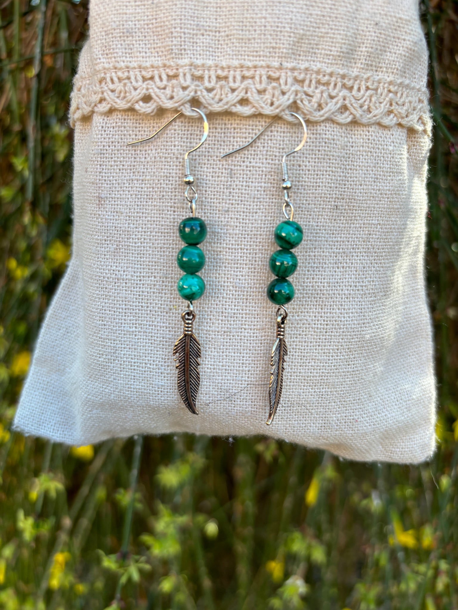 Boucles d'oreilles 3 perles en Malachite claire naturelle et breloque plume, Made in France