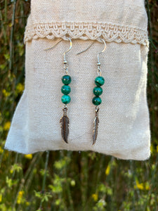 Boucles d'oreilles 3 perles en Malachite claire naturelle et breloque plume, Made in France