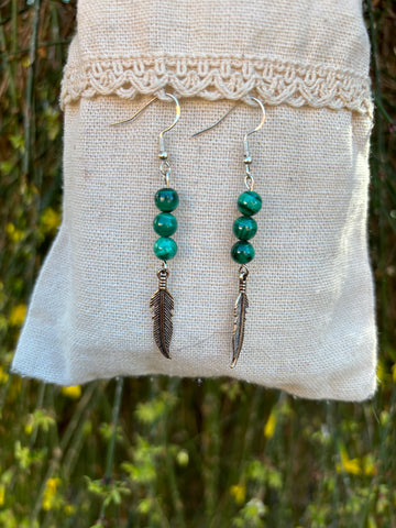 Boucles d'oreilles 3 perles en Malachite claire naturelle et breloque plume, Made in France