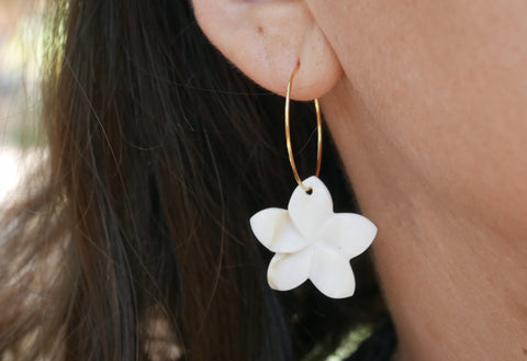 Boucles d'oreilles créoles dorées en nacre et fleur de Frangipanier