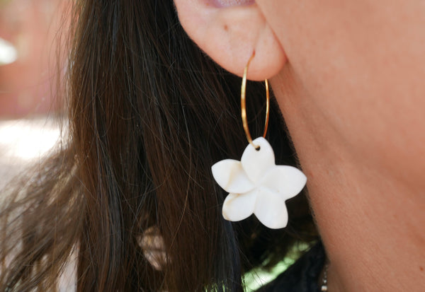 Boucles d'oreilles créoles dorées en nacre et fleur de Frangipanier