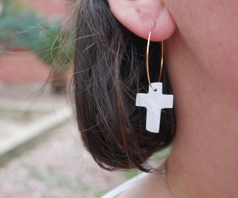 Boucles d'oreilles créoles et Croix en nacre, Made in France