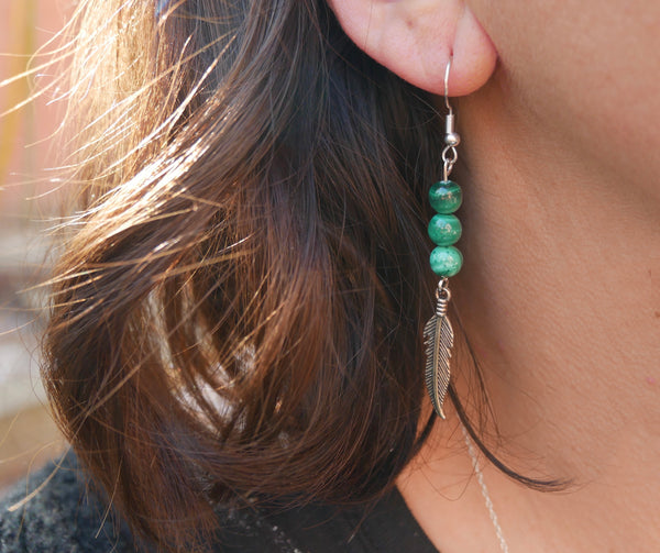 Boucles d'oreilles 3 perles en Malachite claire naturelle et breloque plume, Made in France