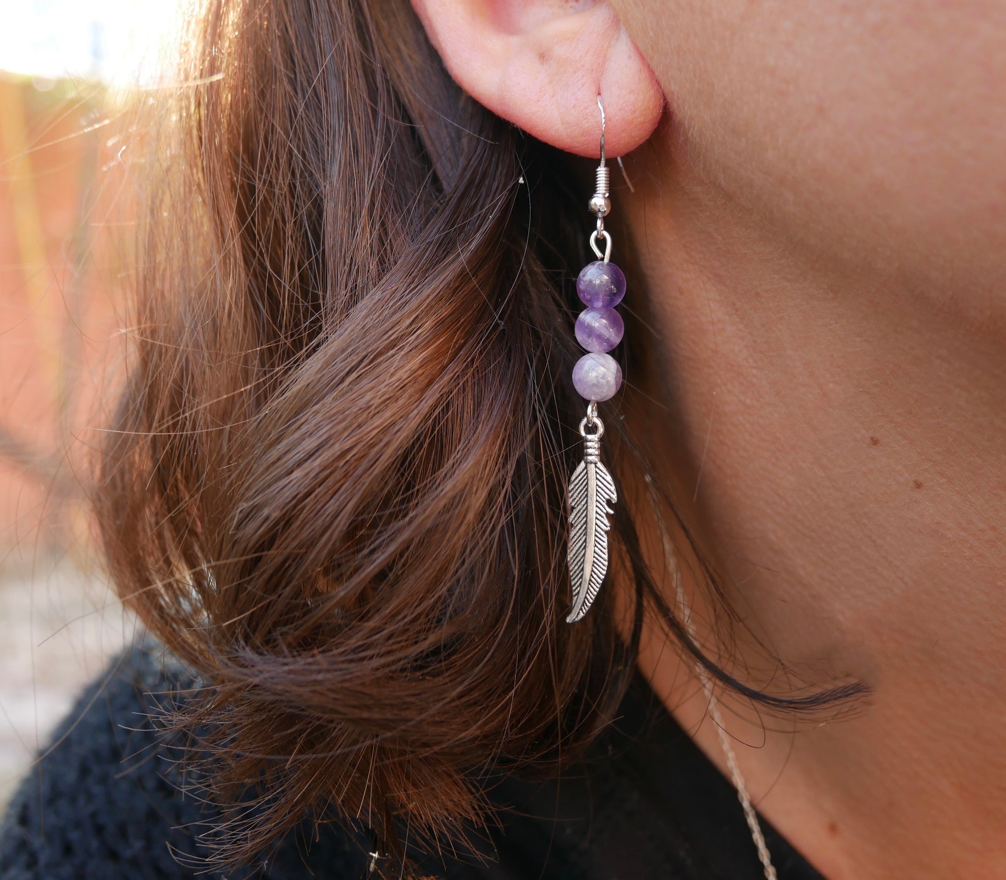 Boucles d'oreilles pendantes à 3 perles en Améthyste chevron naturelle et breloque plume, Made in France