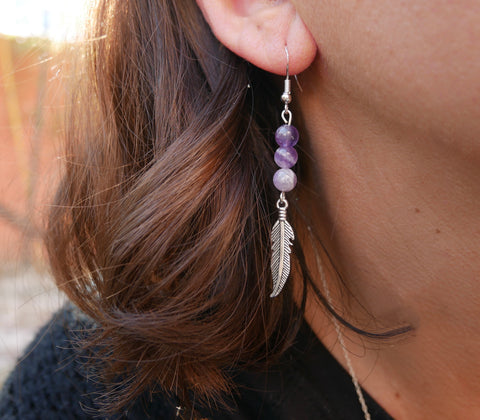 Boucles d'oreilles pendantes à 3 perles en Améthyste chevron naturelle et breloque plume, Made in France