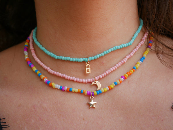 Ensemble de 3 colliers en perles de rocaille Vert d’eau, multicolore et rose