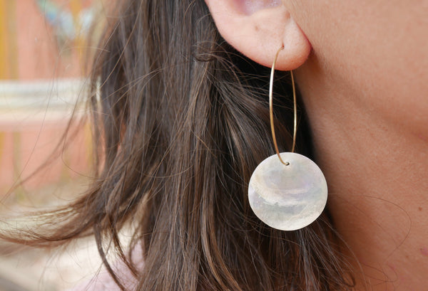 Boucles d'oreilles créoles dorées en nacre