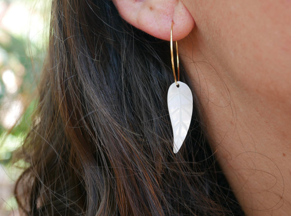 Boucles d'oreilles créoles et feuille en nacre, Made in France