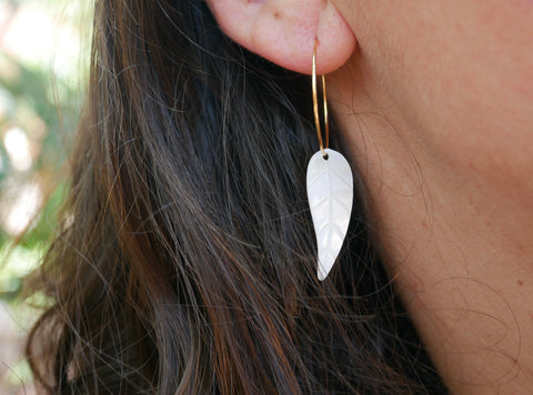 Boucles d'oreilles créoles et feuille en nacre, Made in France