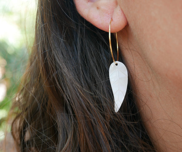 Boucles d'oreilles créoles et feuille en nacre, Made in France