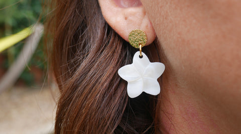 Boucles d'oreilles dorées, Fleur de Frangipanier en nacre, Made in France