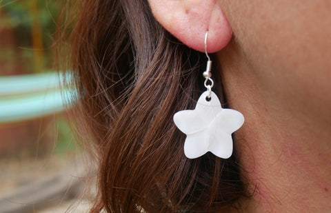Boucles d'oreilles Fleur de Frangipanier en nacre, Made in France