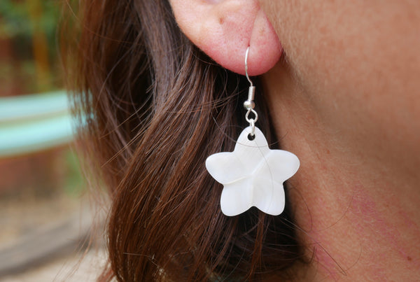 Boucles d'oreilles Fleur de Frangipanier en nacre, Made in France