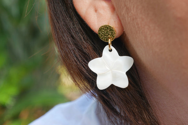Boucles d'oreilles dorées, Fleur de Frangipanier en nacre, Made in France