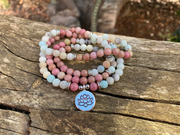 Bracelet Mala 108 perles en Amazonite, Rhodochrosite et médaille symbole fleur de Lotus