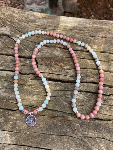 Bracelet Mala 108 perles en Amazonite, Rhodochrosite et médaille symbole fleur de Lotus