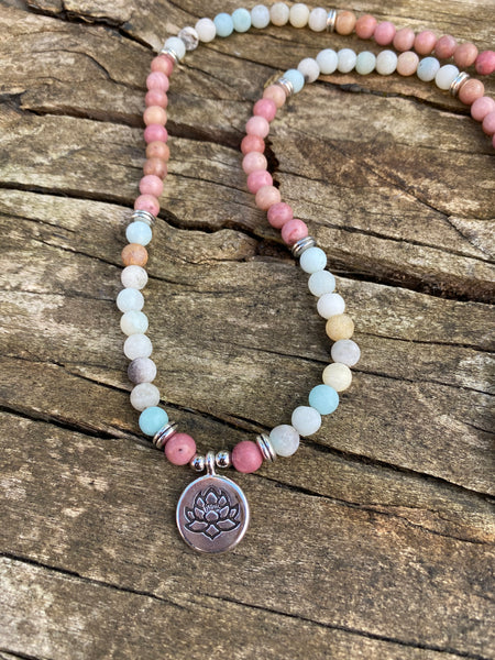 Bracelet Mala 108 perles en Amazonite, Rhodochrosite et médaille symbole fleur de Lotus