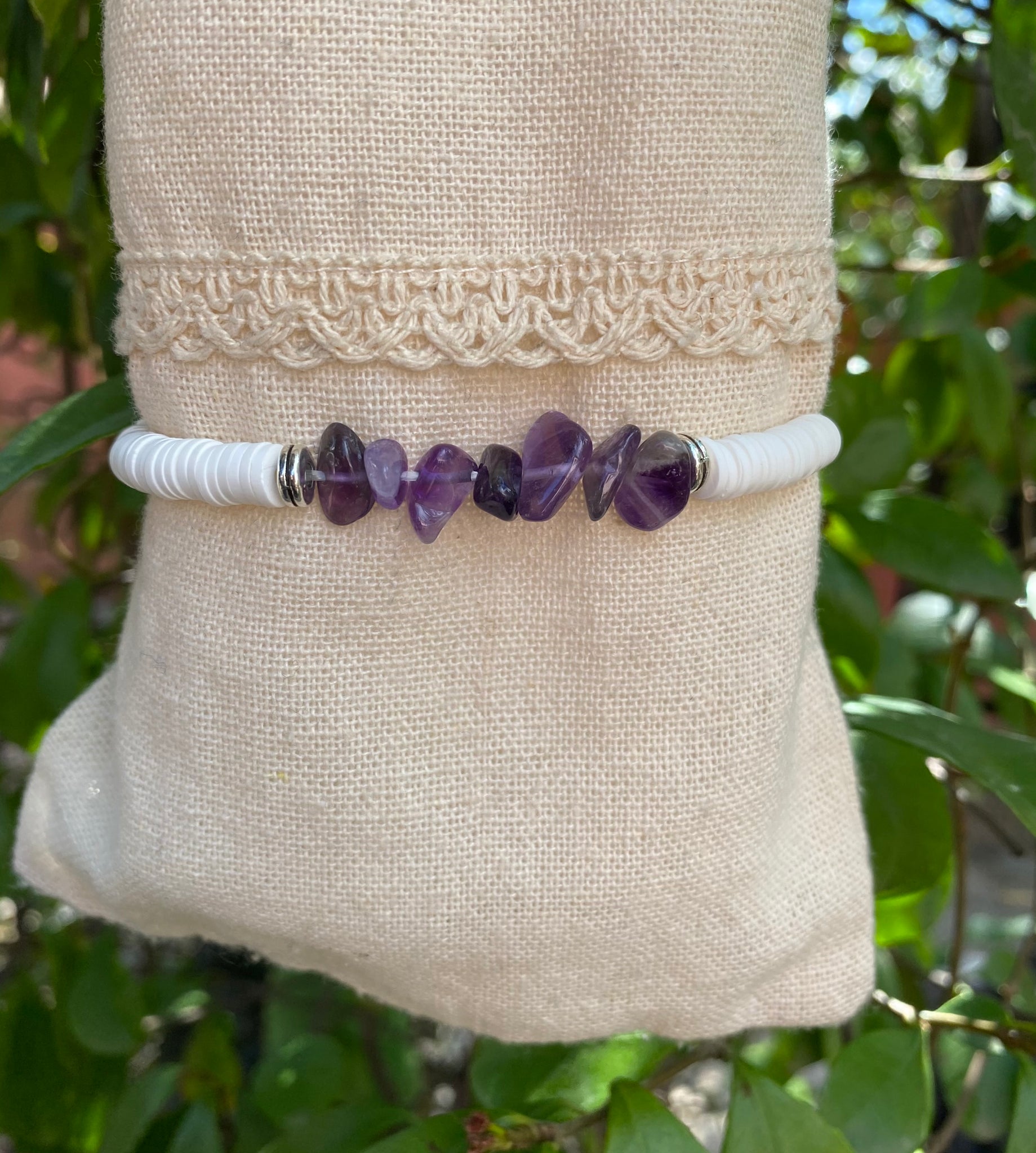Bracelet élastique en Améthyste et perles Heishi