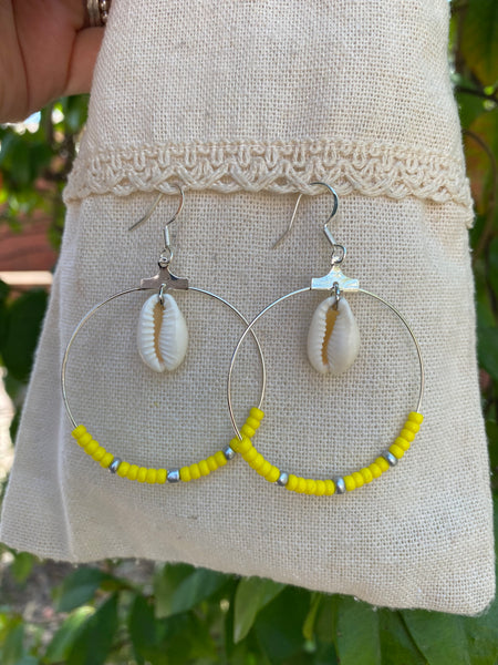 Boucles d'oreilles créoles en perles et coquillages cauris
