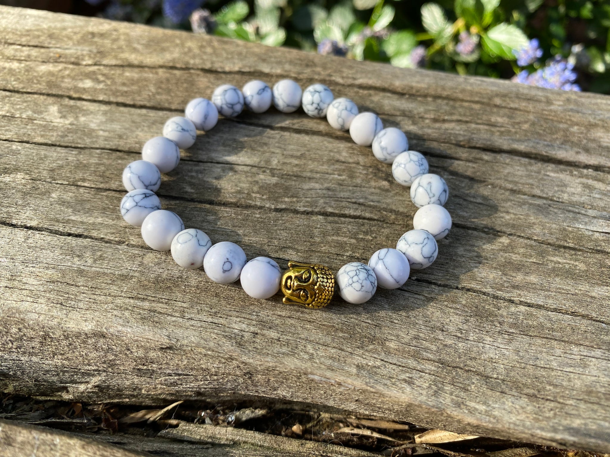 Bracelet élastique en Howlite naturelle + perle Bouddha