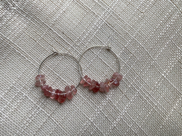 Boucles d'oreilles créoles en Quartz Fraise, perles chips