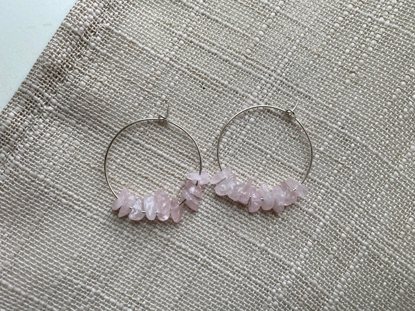 Boucles d'oreilles créoles en Quartz Rose, perles chips