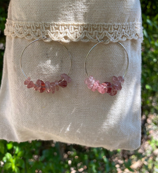Boucles d'oreilles créoles en Quartz Fraise, perles chips