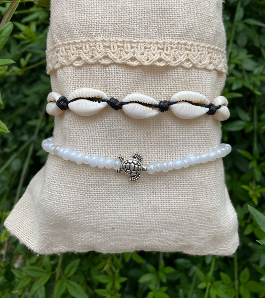 Chaîne de cheville noire en coquillages Cauris et tortue de mer
